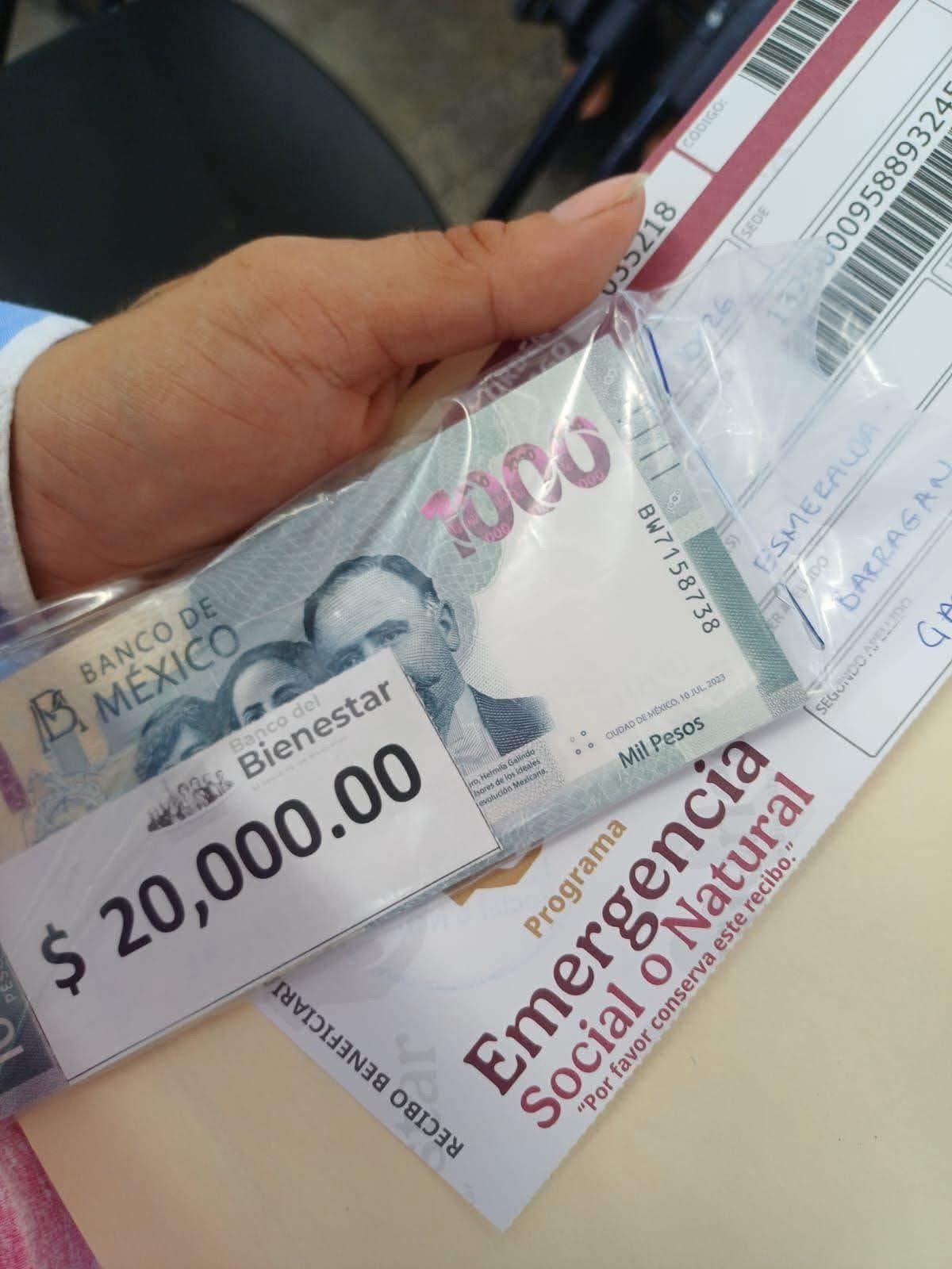 Tres mil 500 familias de Poza Rica reciben primer apoyo de 20 mp y vales para despensas y enseres