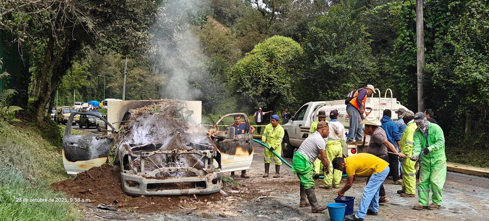 Arde camioneta en la carretera federal Orizaba- Zongolica, a la altura de Tequila