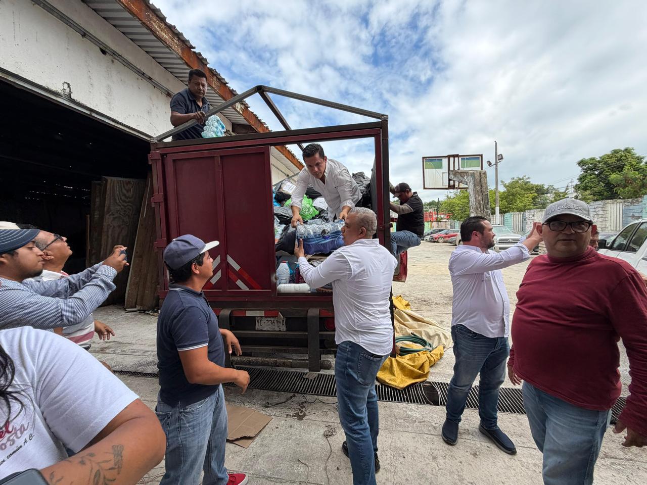 Brigadistas y alcalde electo de Medellín de Bravo se unen a tareas de limpieza y remoción de escombros y lodo en colonias de Poza Rica
