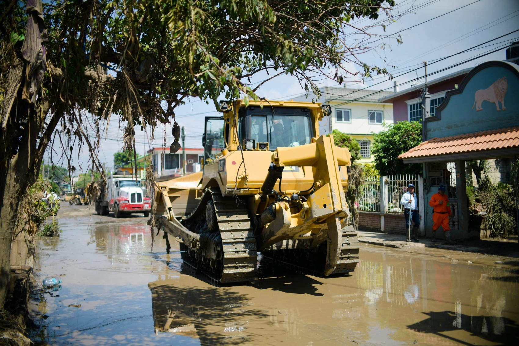 Se despliegan cinco mil trabajadores en municipios afectados en el norte de Veracruz