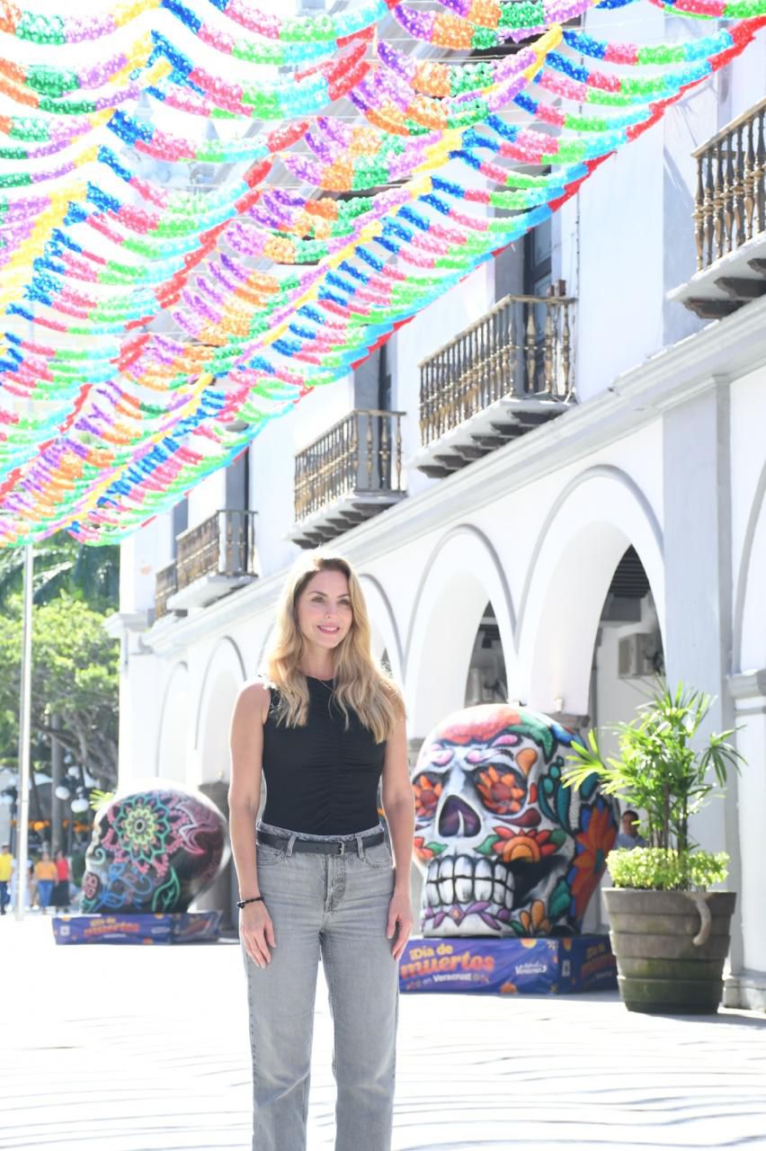 Se llenan de color el zócalo y el Corredor Zamora de Veracruz con la decoración del Día de Muertos: Paty Lobeira