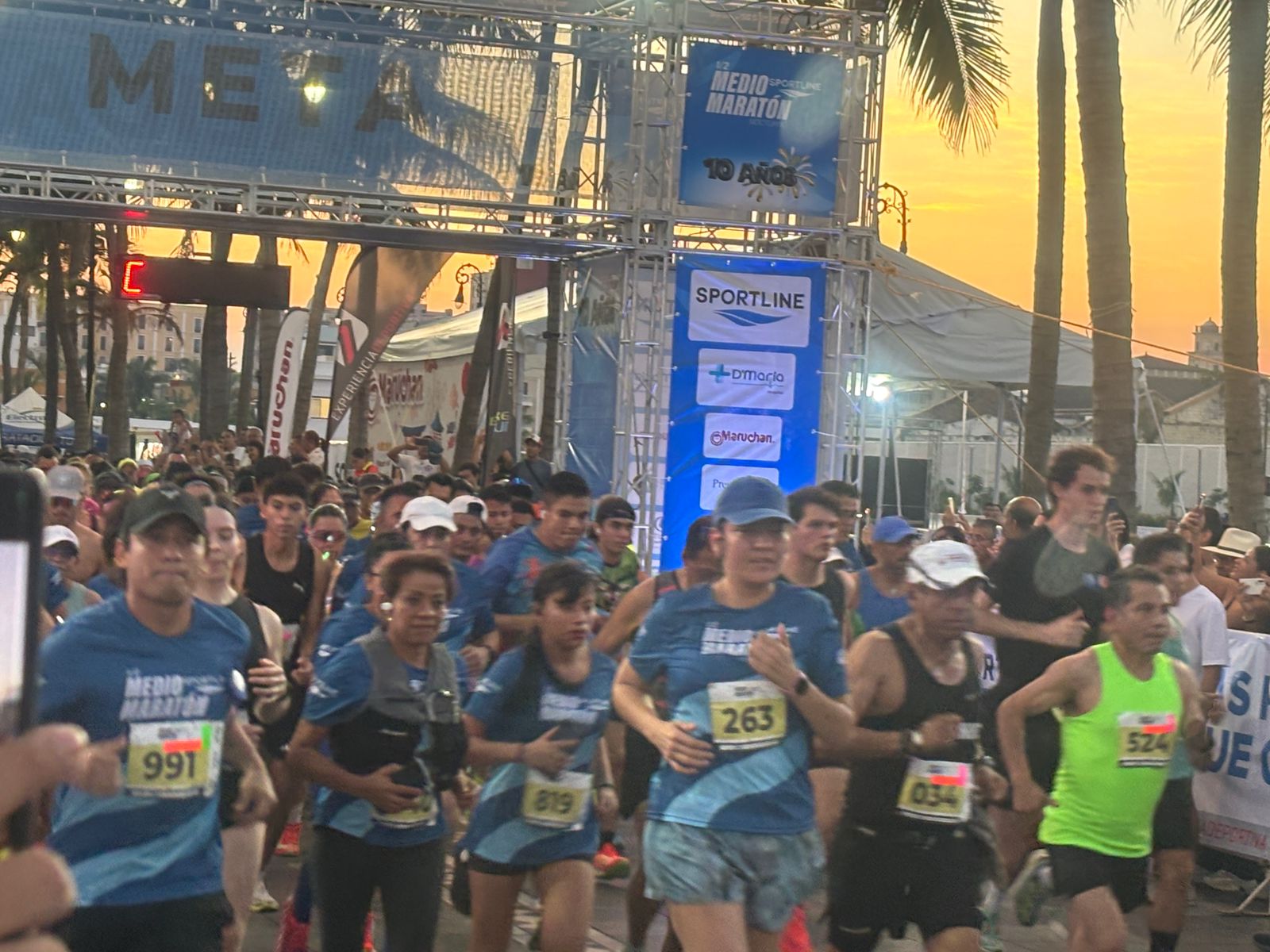 Conquistan Berenice Flores y Eduardo Vargas el Medio Maratón Nocturno Sportline 2025