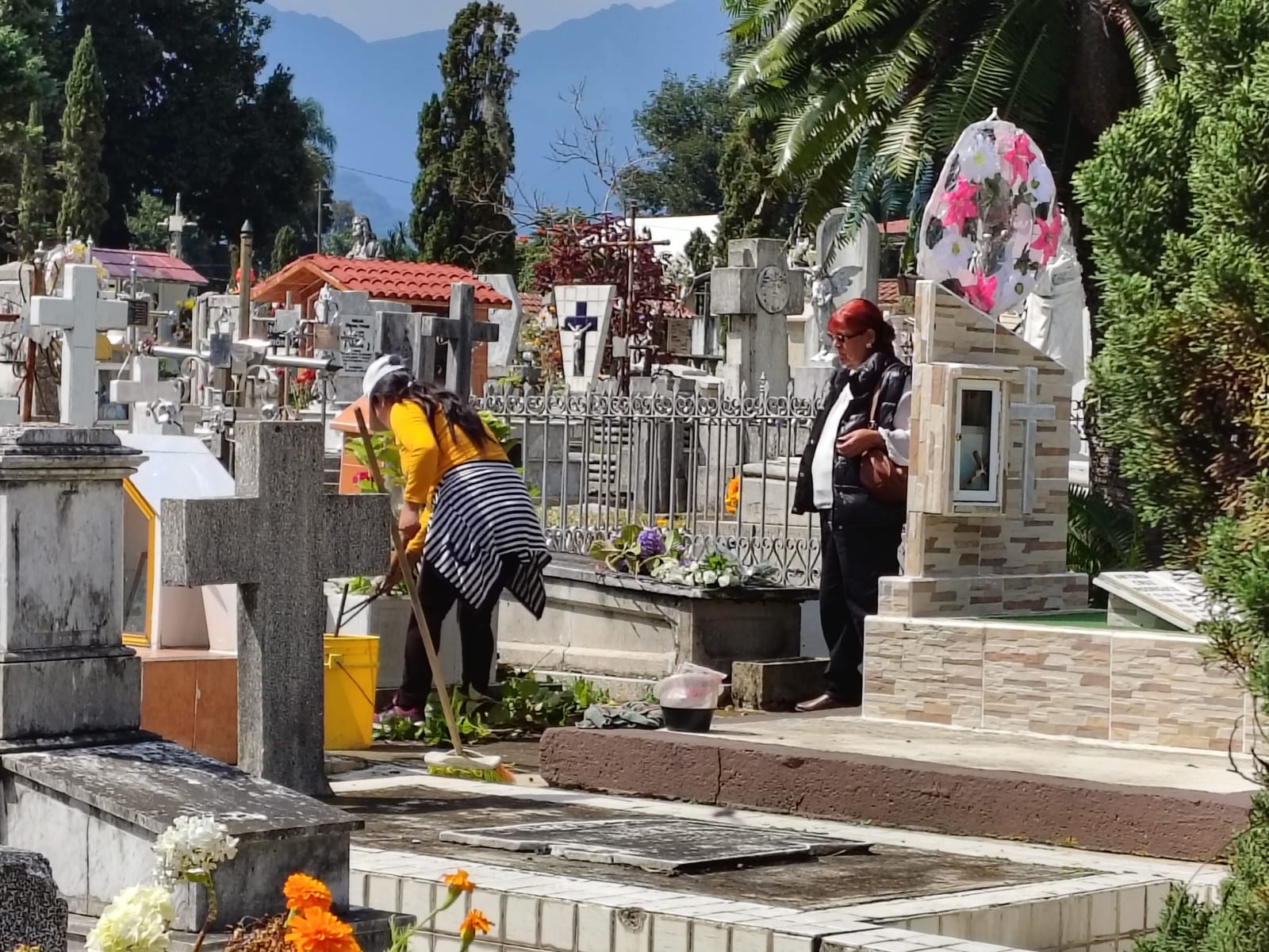 Miles visitan los panteones de la región de las Altas Montañas para honrar a sus fieles difuntos