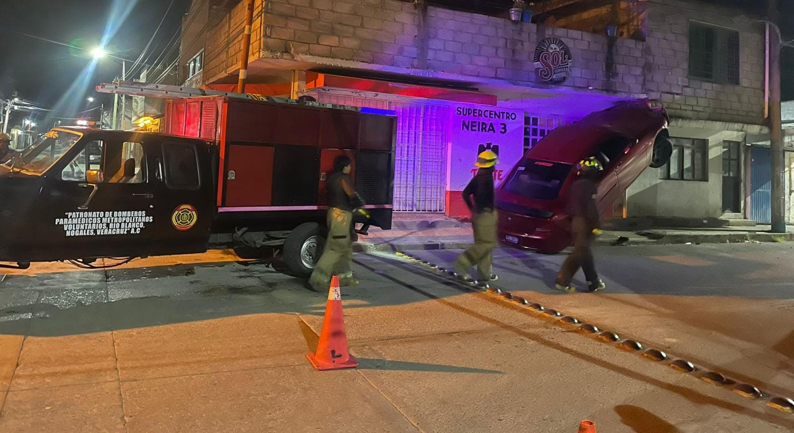 Vehículo termina incrustado en fachada de vivienda en Ciudad Mendoza