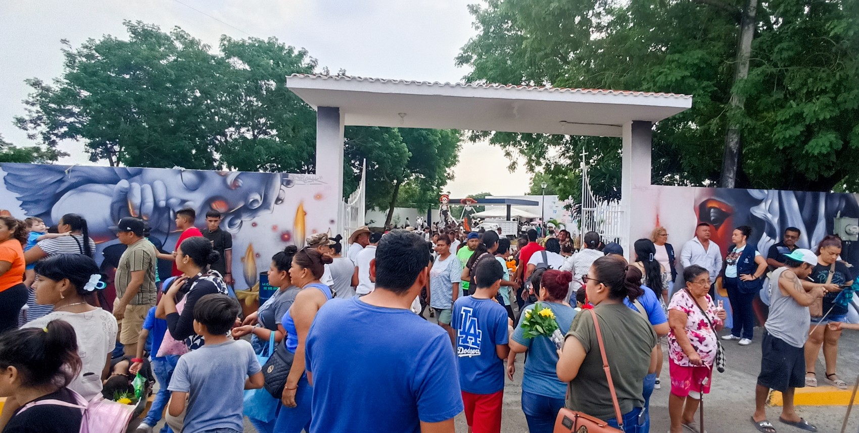 Llegan miles de personas a los cementerios de la zona conurbada para visitar a sus fieles difuntos