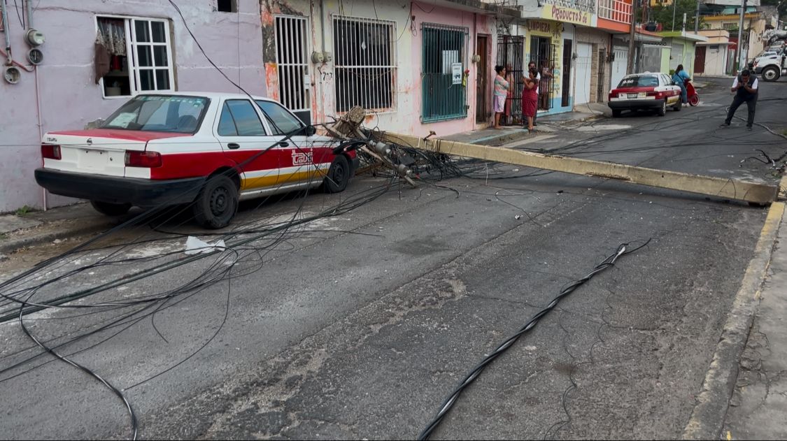 Derriban rachas de viento dos postes de la CFE en la colonia 21 de Abril de la ciudad de Veracruz