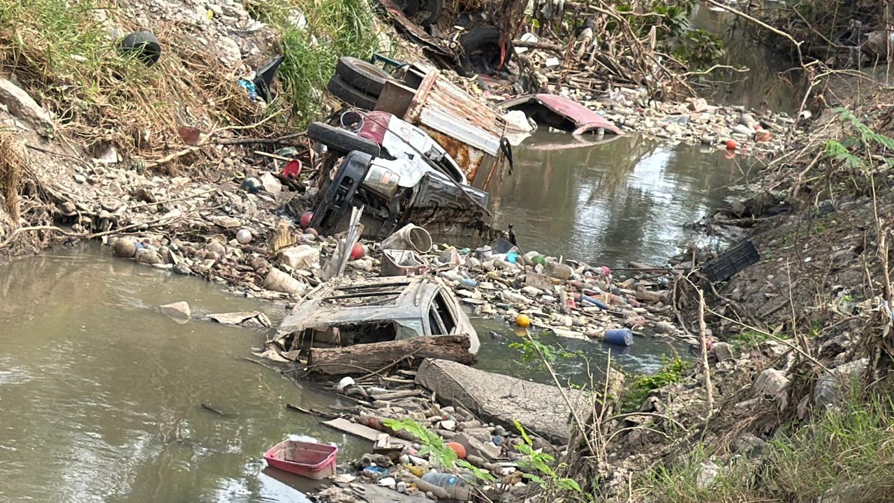 Camionetas arrastradas por la inundación en Poza Rica van a cumplir un mes hundidas en un arroyo