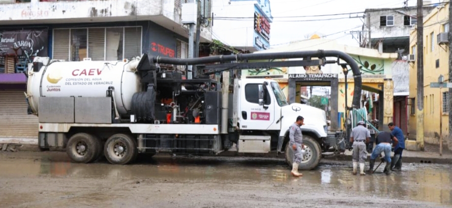 Se reforzarán trabajos de desazolve en los drenajes inundados en Poza Rica y Álamo: Nahle