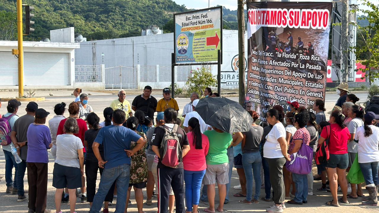 Vecinos de Poza Rica señalan abandono institucional a casi un mes de la inundación en Poza Rica