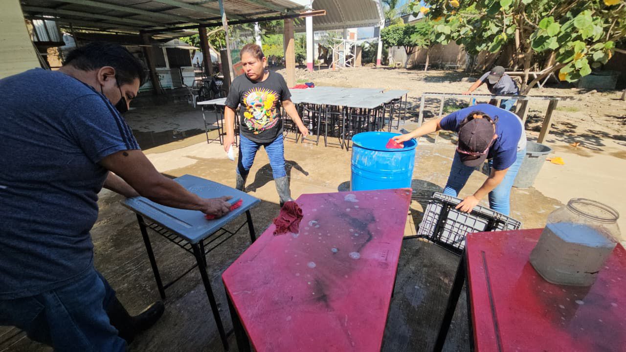 Sin equipo de protección padres y docentes realizan limpieza de planteles escolares