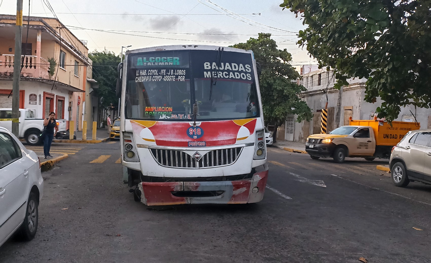 Se desprende llanta a urbano en el Centro Histórico de Veracruz y provoca daños a clínica dental