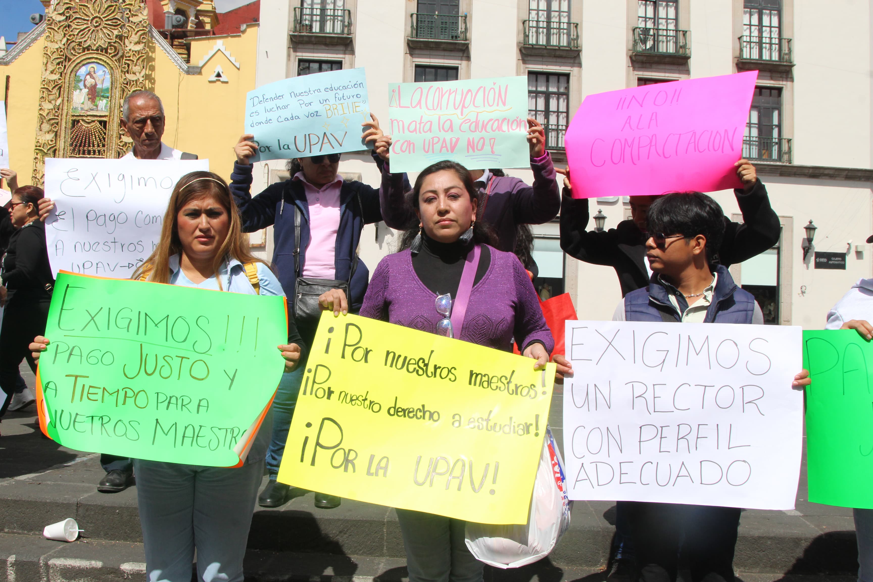 Maestros de la UPAV bloquearon Lázaro Cárdenas; exigen pago de sueldos atrasados