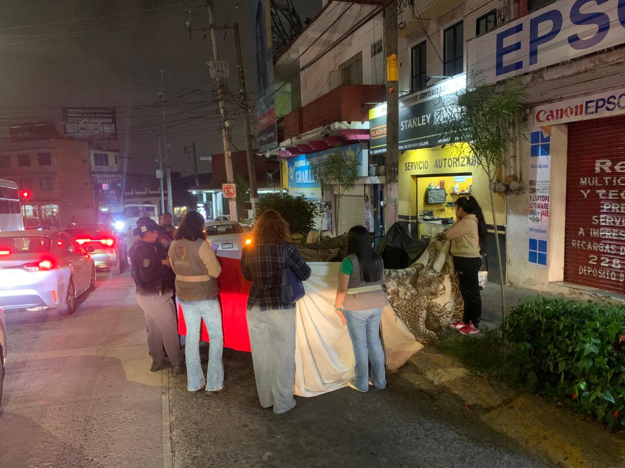 Mujer en presunto brote psicótico permanece horas sin atención en Xalapa