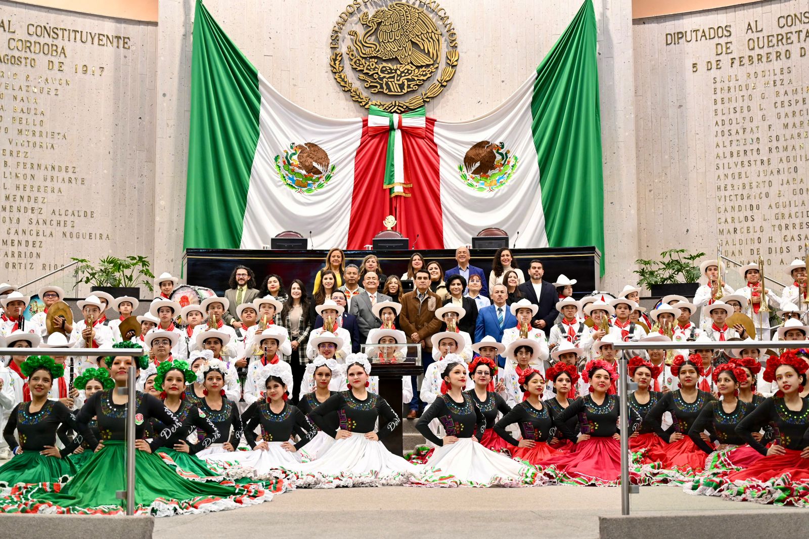 En el Congreso, reconocen a la Delfines Marching Band