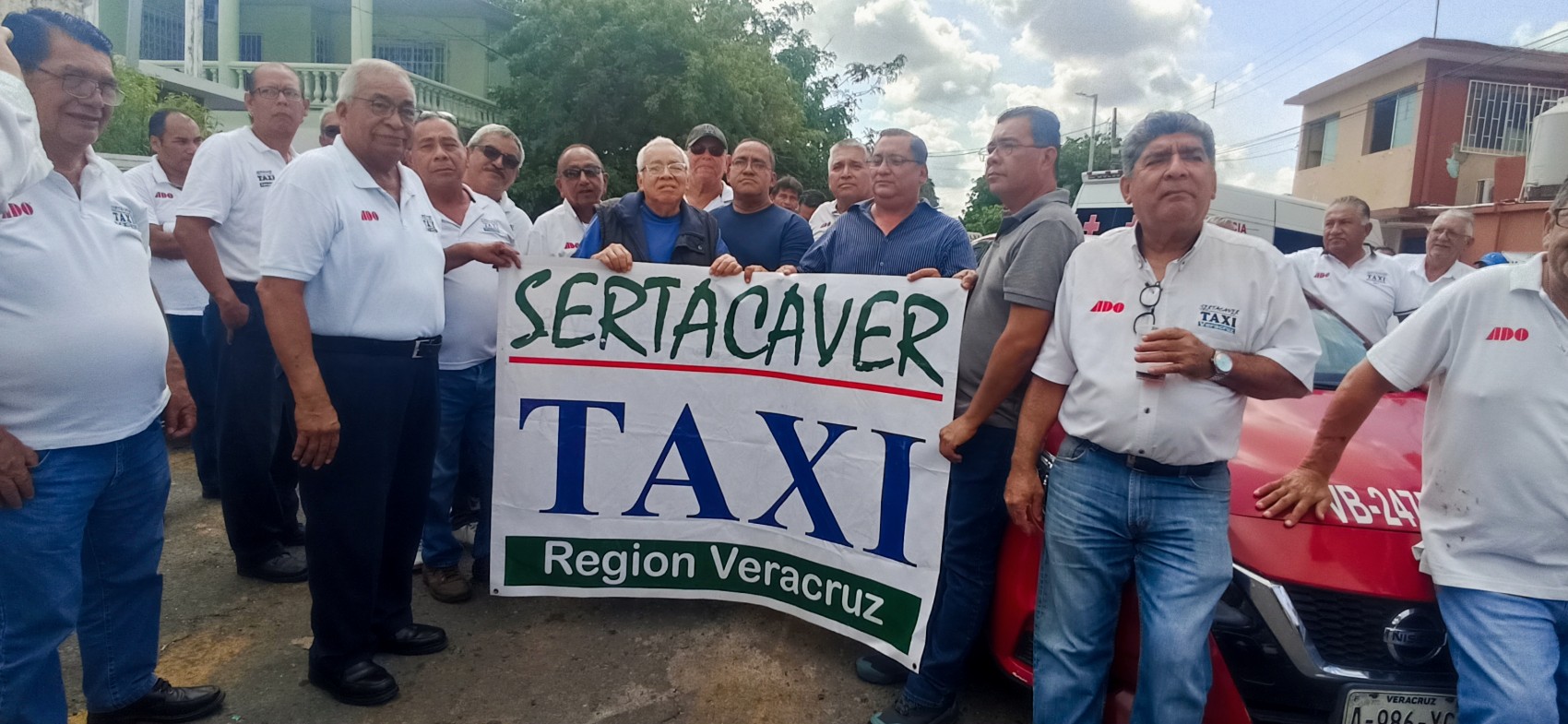 Taxistas de Veracruz protestan contra servicio por apps como Uber