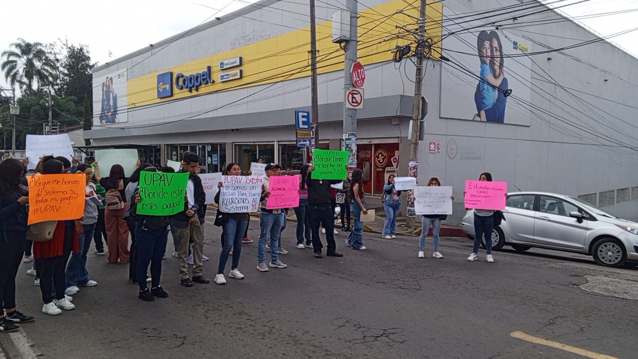 Fallas por actualización del sistema dejan a miles de alumnos “dados de baja” en la UPAV
