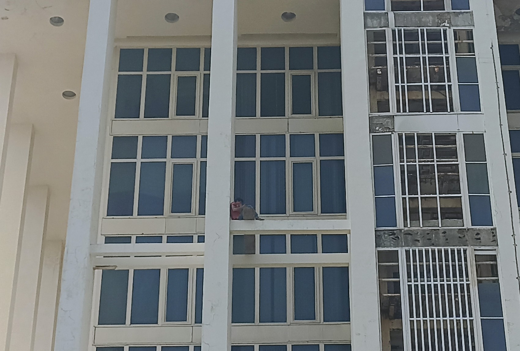 Joven sube a la Torre de Pemex en Veracruz tras burlar seguridad