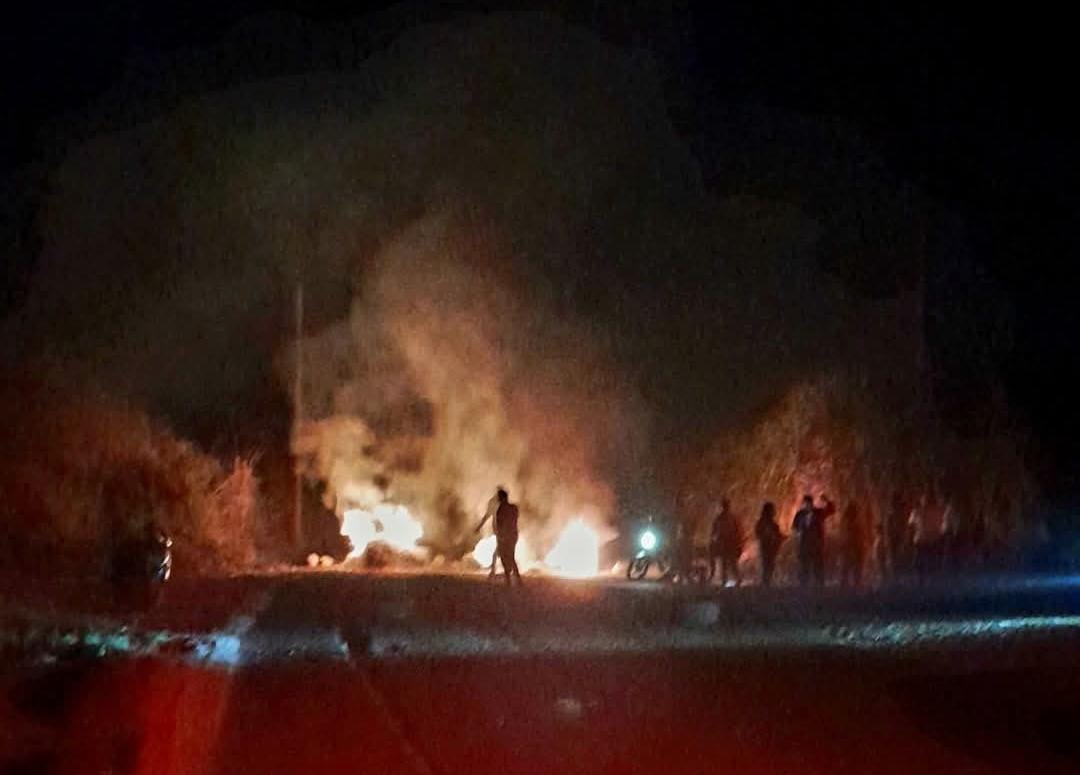 Bloqueo y quema de llantas en Cuichapa tras cateo y detenciones