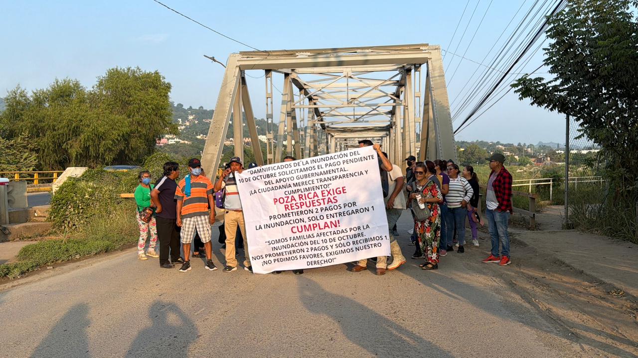 Bloqueo en Poza Rica: damnificados exigen segundo pago de Bienestar en el puente Cazones