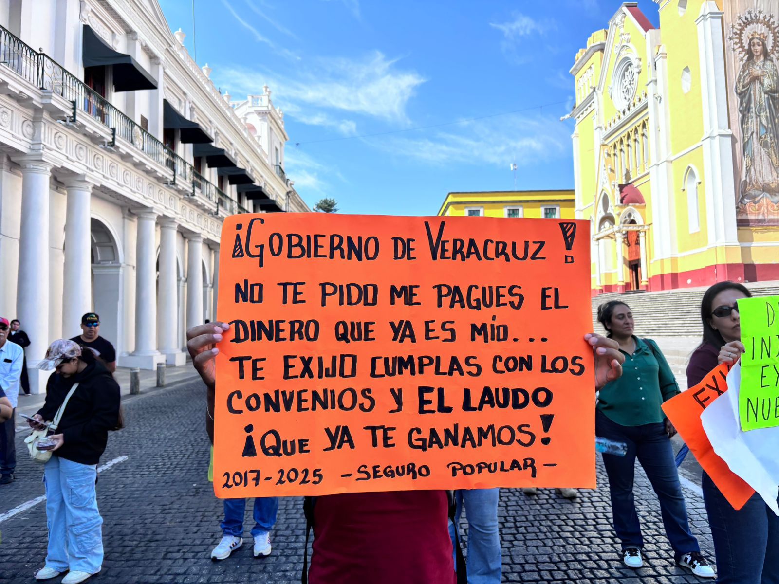 Ex trabajadores del Seguro Popular cierran el centro en Xalapa para exigir laudos