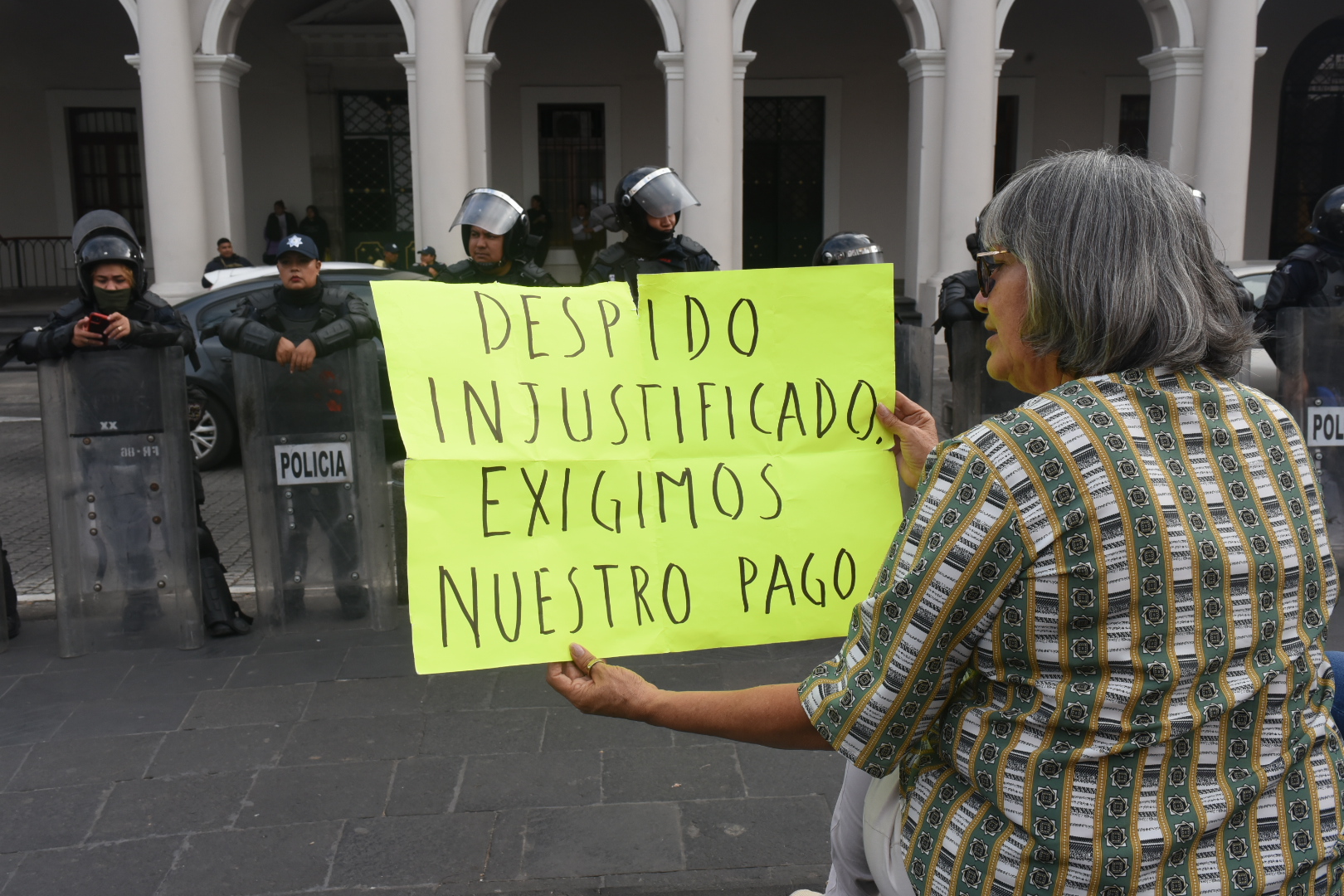 Fuerza pública repliega a ex empleados del Seguro Popular que bloqueaban el centro de Xalapa