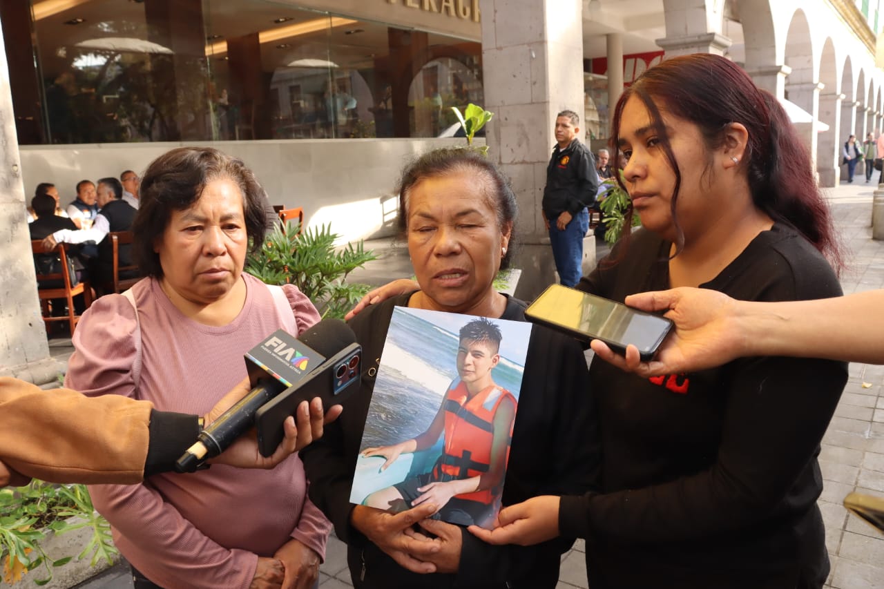 Familia pide apoyo para recuperar cuerpo de joven arrastrado por las olas en Chachalacas