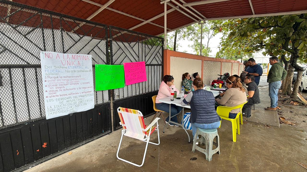 Docentes en Poza Rica se suman a protesta contra la centralización salarial