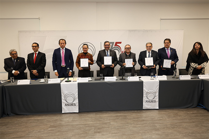 UV firma convenio para fortalecer atención a personas refugiadas
