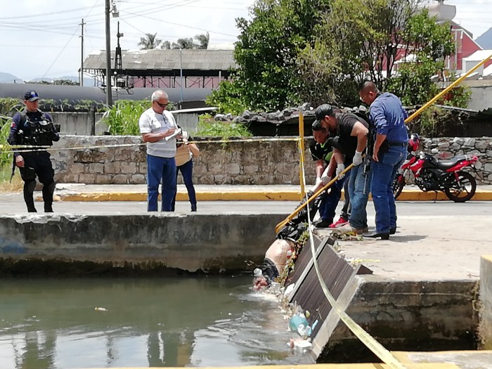 Hallan cuerpo flotando en canal de Orizaba