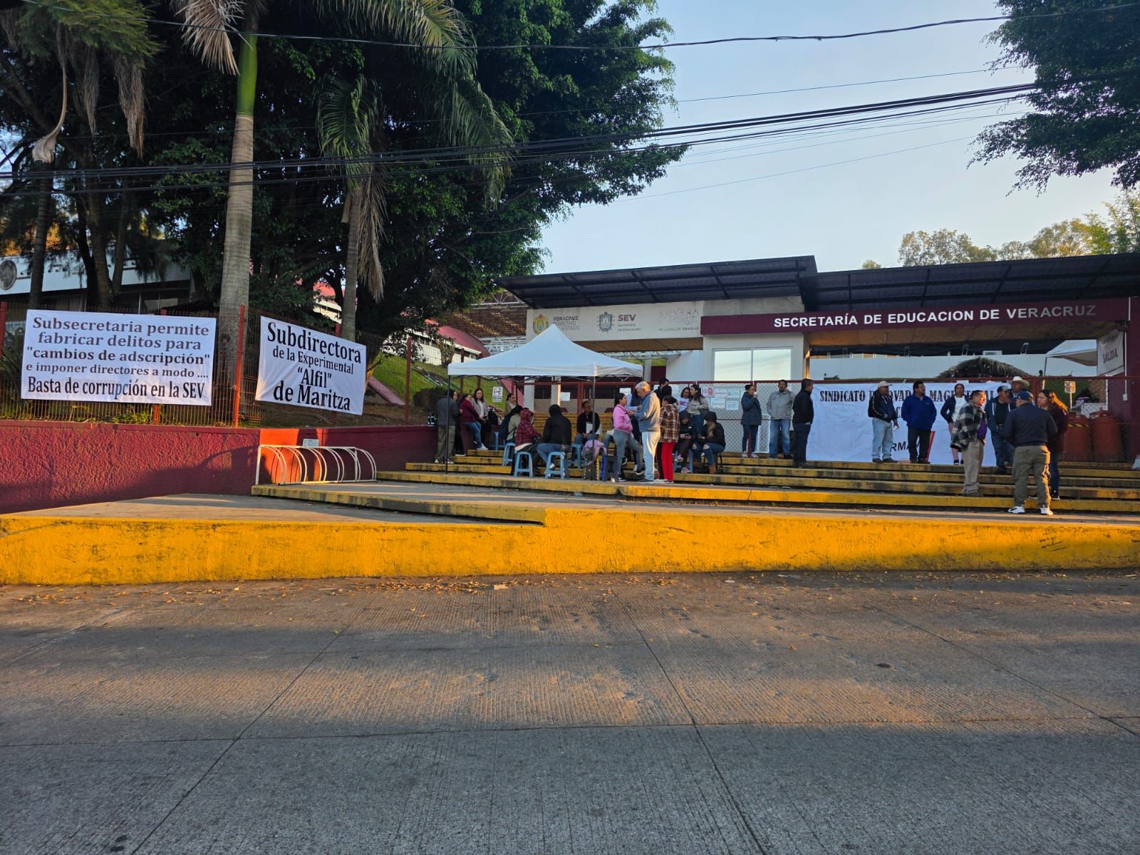 Docentes denuncian irregularidades en Subsecretaría de Educación Básica, toman SEV