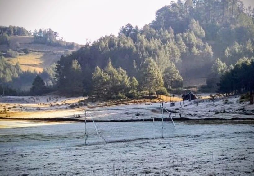 Helada cubre la Sierra de Zongolica y sorprende a comunidades altas