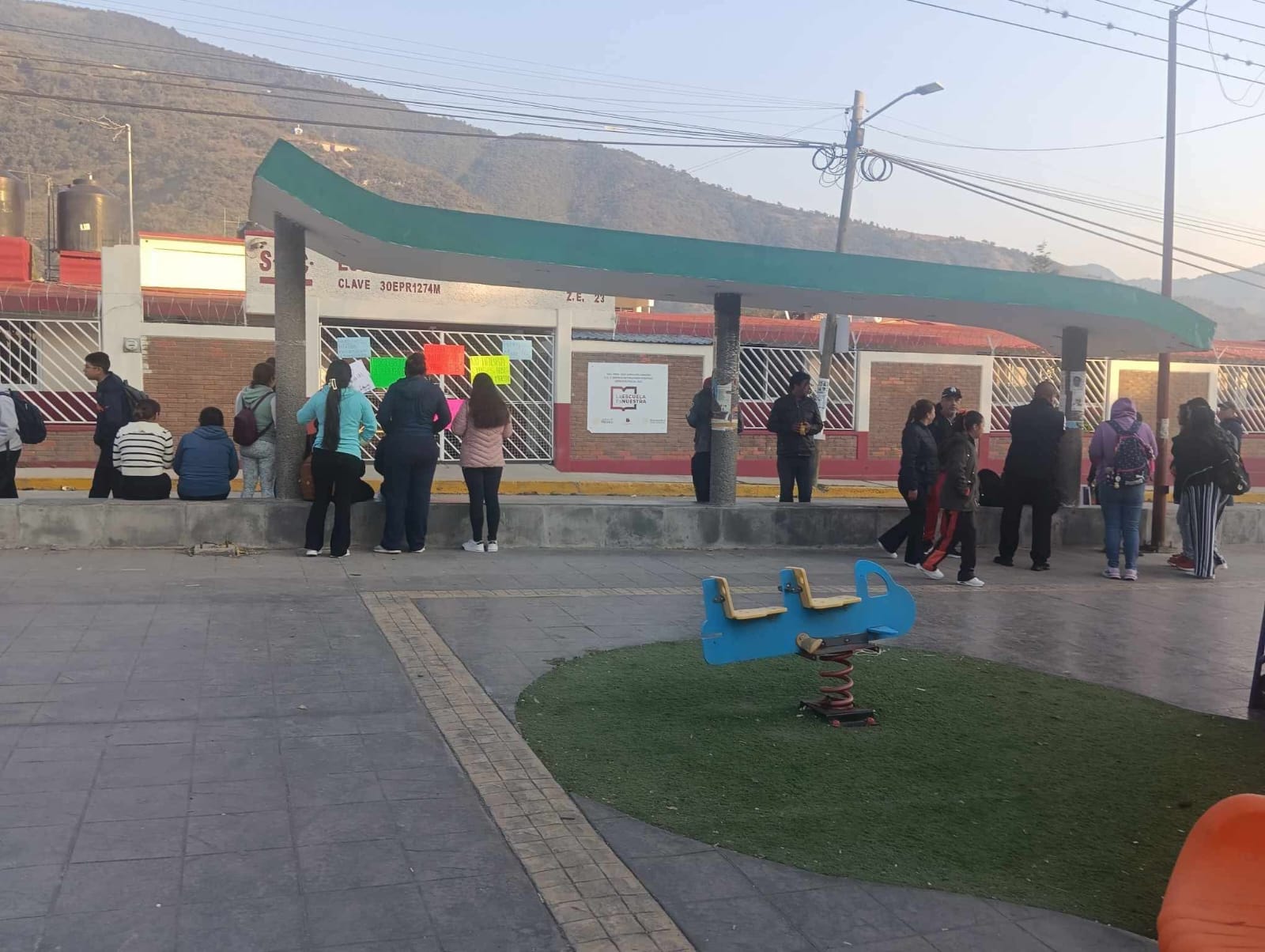 Exigen maestro en escuela primaria de Maltrata; padres toman el plantel