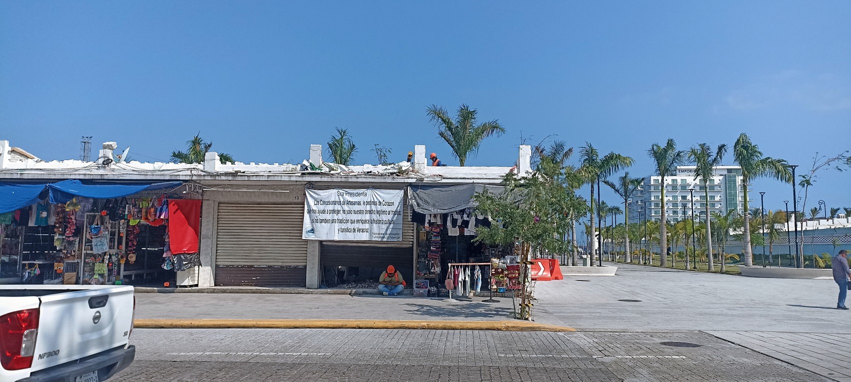 Demuelen otros dos locales del ex mercado de artesanías de Veracruz