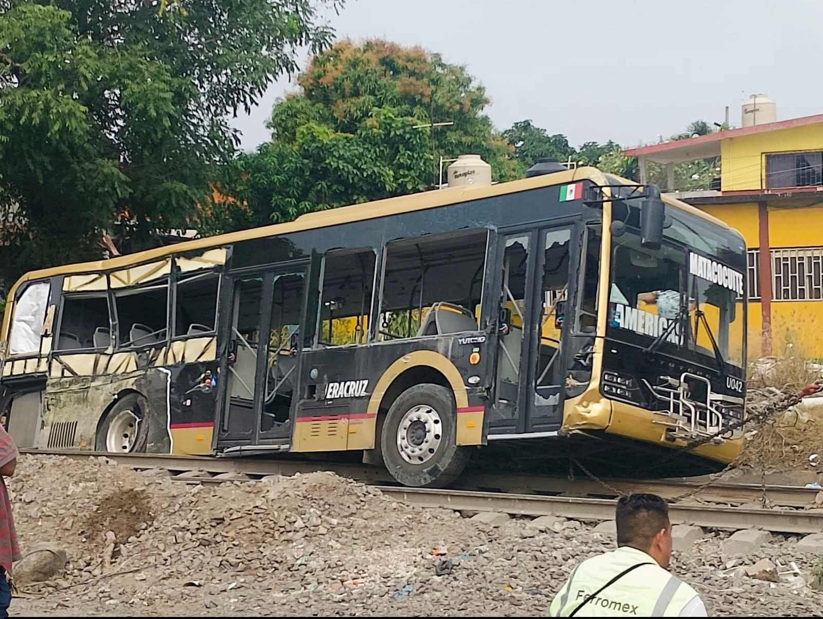 Embiste el tren a un autobús del servicio Ulúa en Tejería