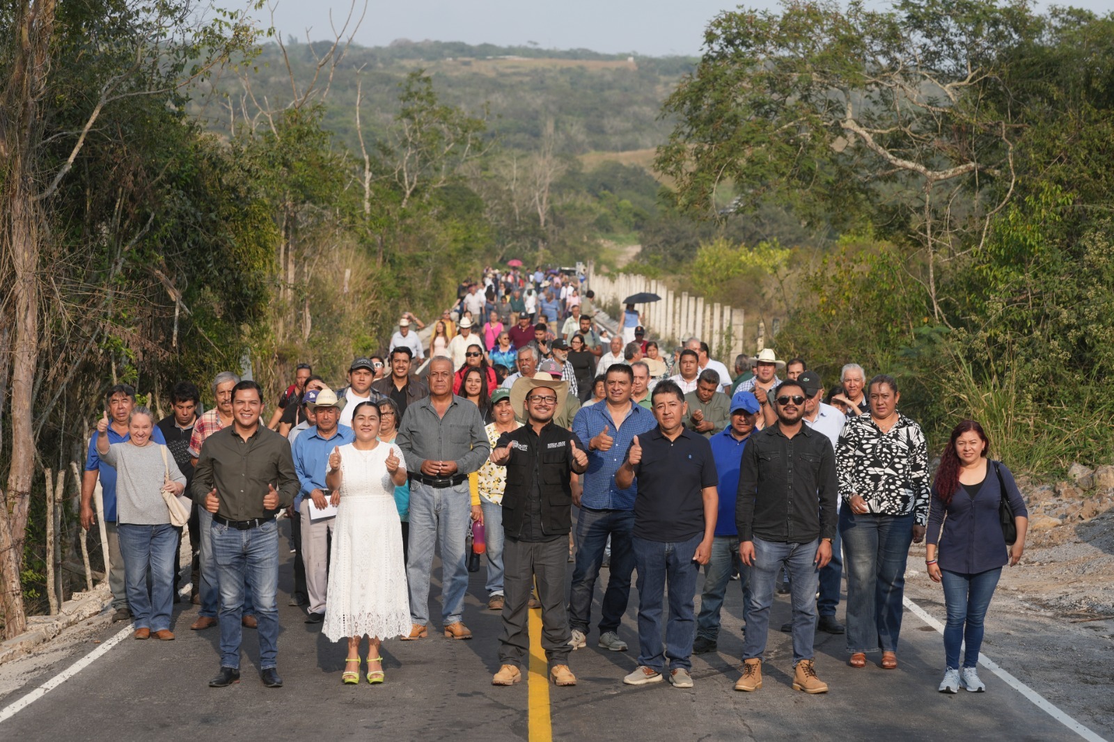 Inaugura Ayuntamiento de Emiliano Zapata Camino de La Olla en beneficio de productores agrícolas