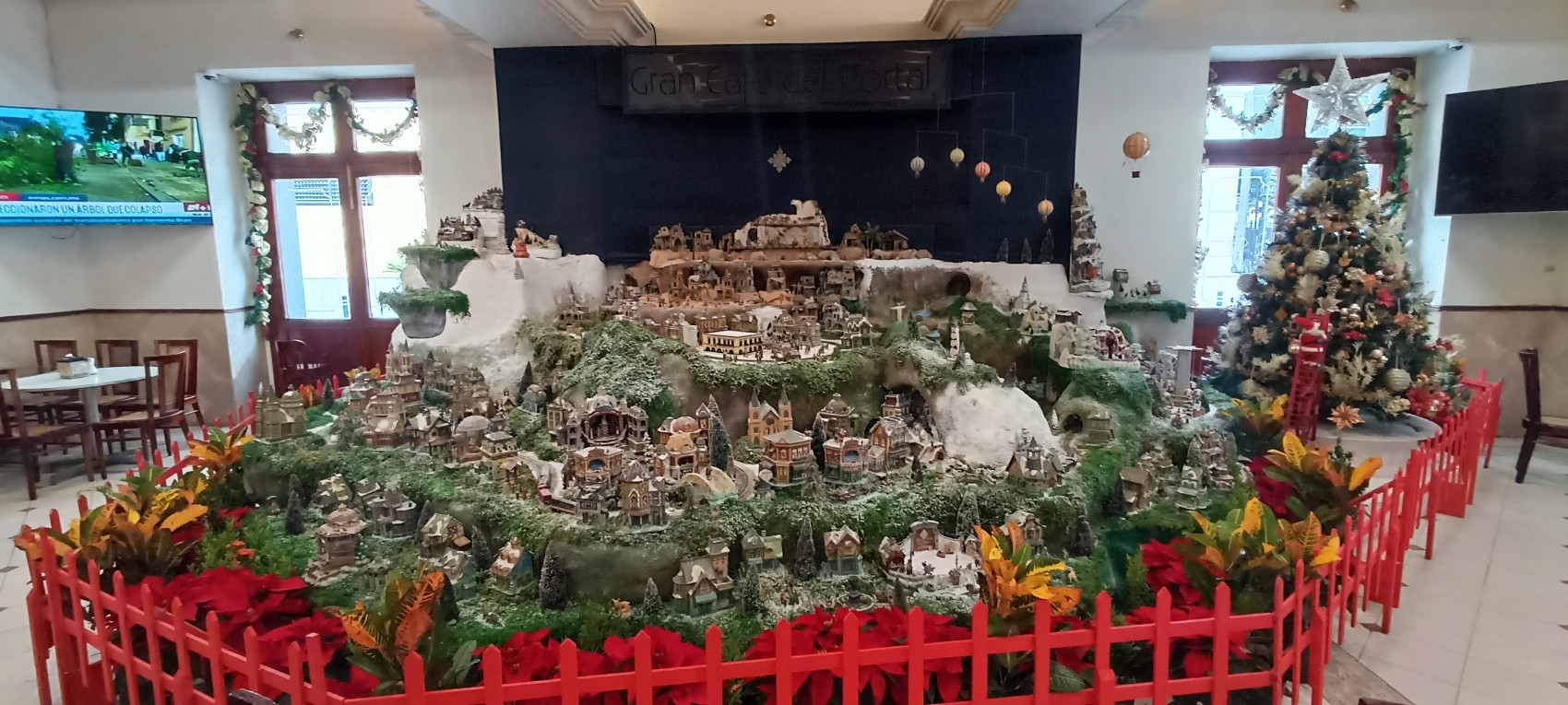 Cumple más de tres décadas de instalarse el nacimiento y la villa navideña en el Gran Café del Portal