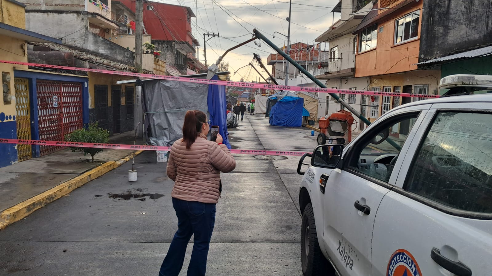 Caen tres postes en la colonia Carrillo Puerto de Xalapa tras engancharse camioneta en el cableado