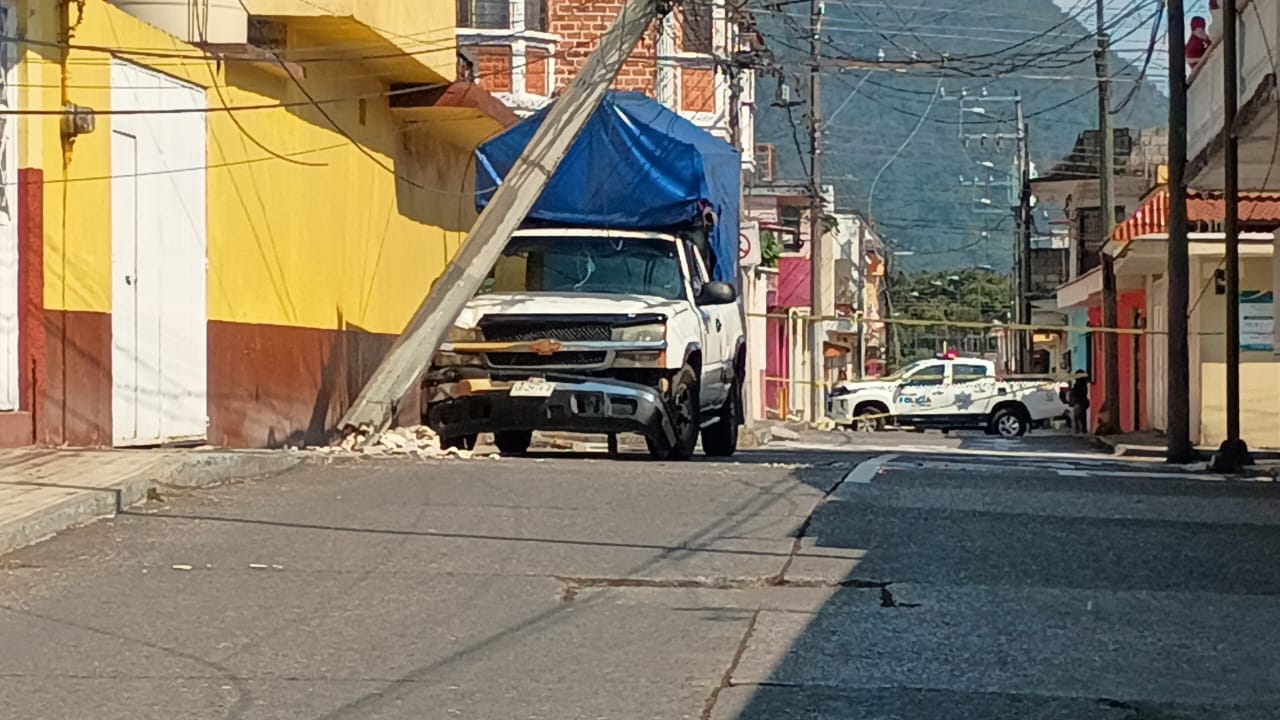 Camioneta derriba poste de CFE y deja sin luz a colonia de Orizaba
