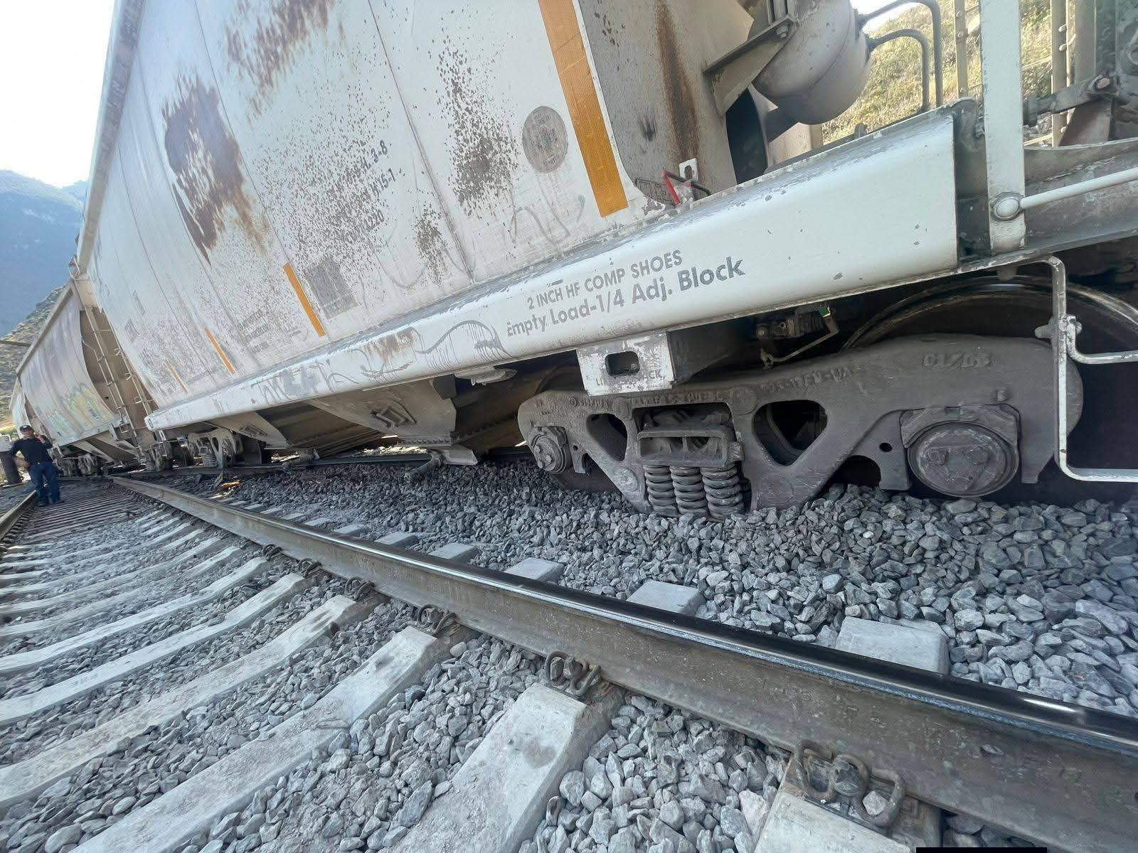 Descarrilan tres vagones de tren en Acultzingo