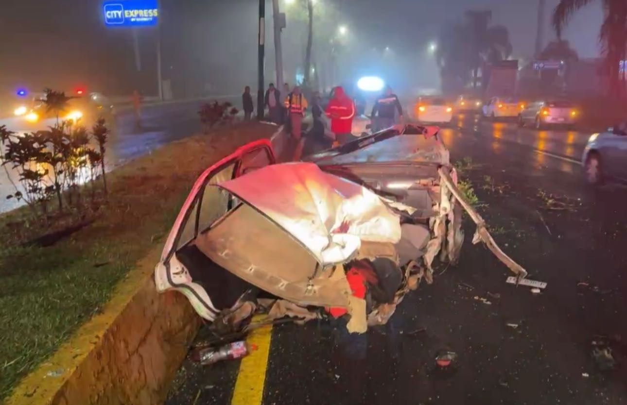 Se parte en dos Tsuru tras choque en Lázaro Cárdenas, Xalapa