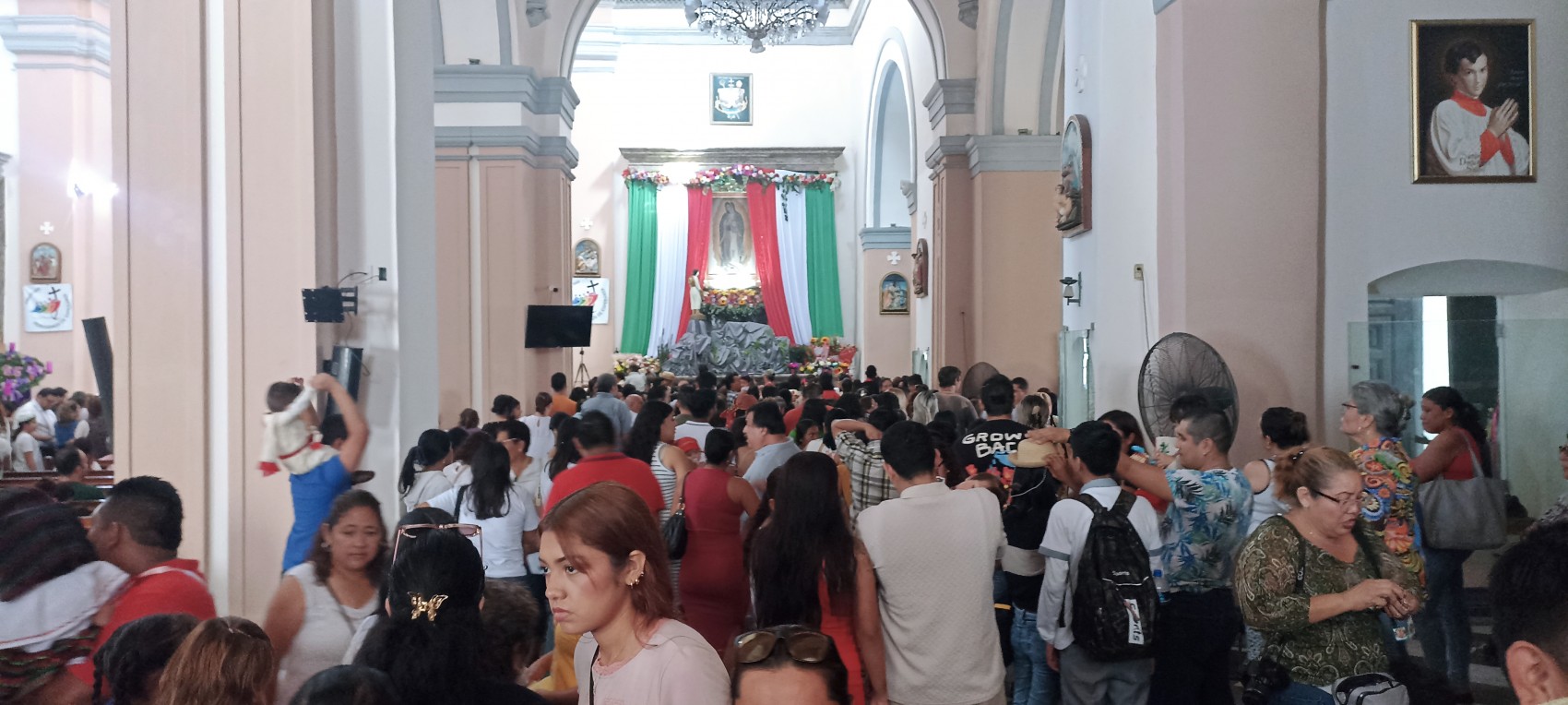 Paz, salud y prosperidad, piden devotos a la Virgen de Guadalupe