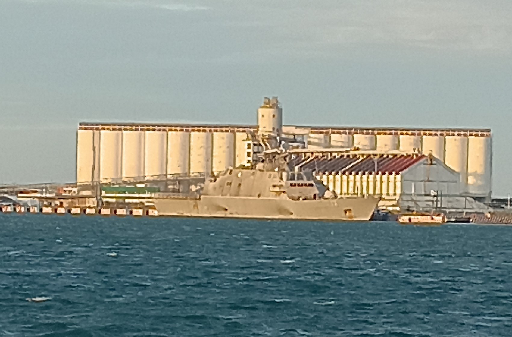 USS Wichita atraca en el puerto de Veracruz en visita diplomática
