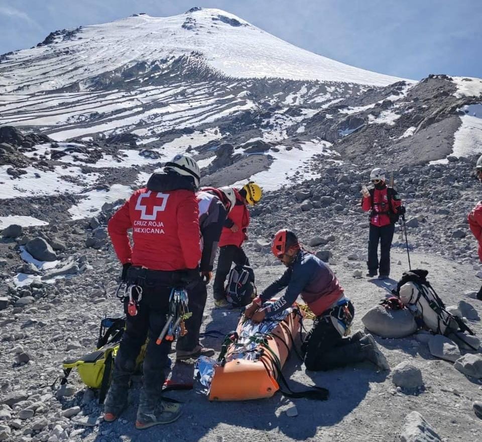 Rescatan a 10 alpinistas extraviados en el Pico de Orizaba