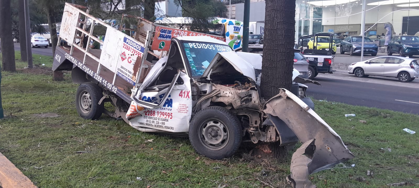 Camioneta con cilindros de gas LP se accidenta en la carretera Xalapa–Veracruz; conductor queda atrapado