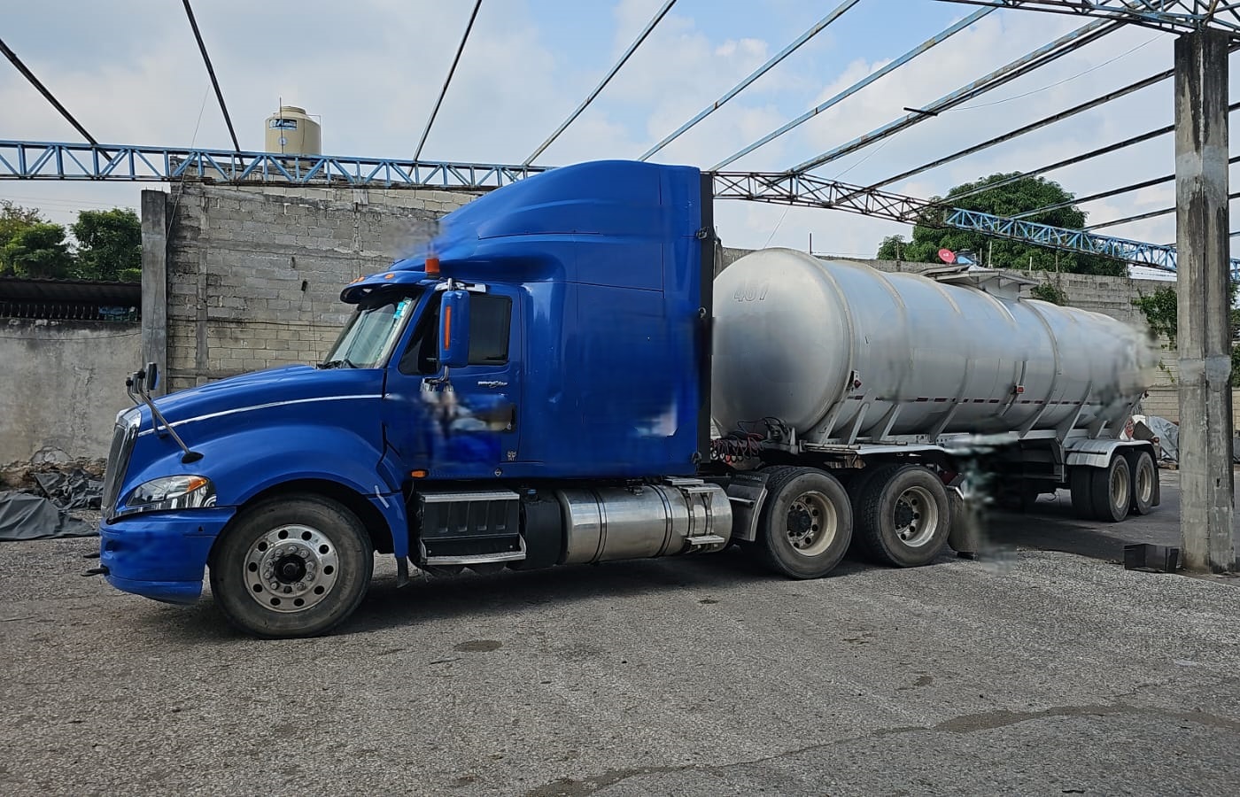 FGR asegura 32 mil litros de hidrocarburo y 19 vehículos durante cateo en Yanga, Veracruz