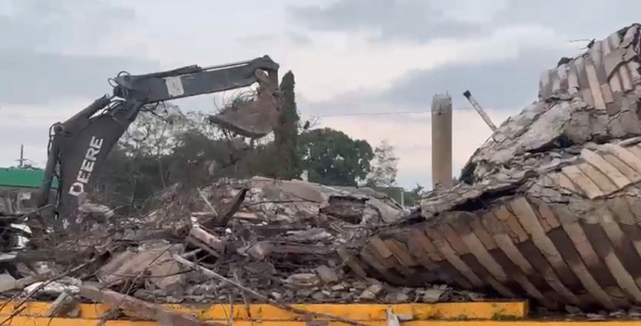 Retiran escombros del monumento “El Colotero” tras su colapso en Álamo Temapache