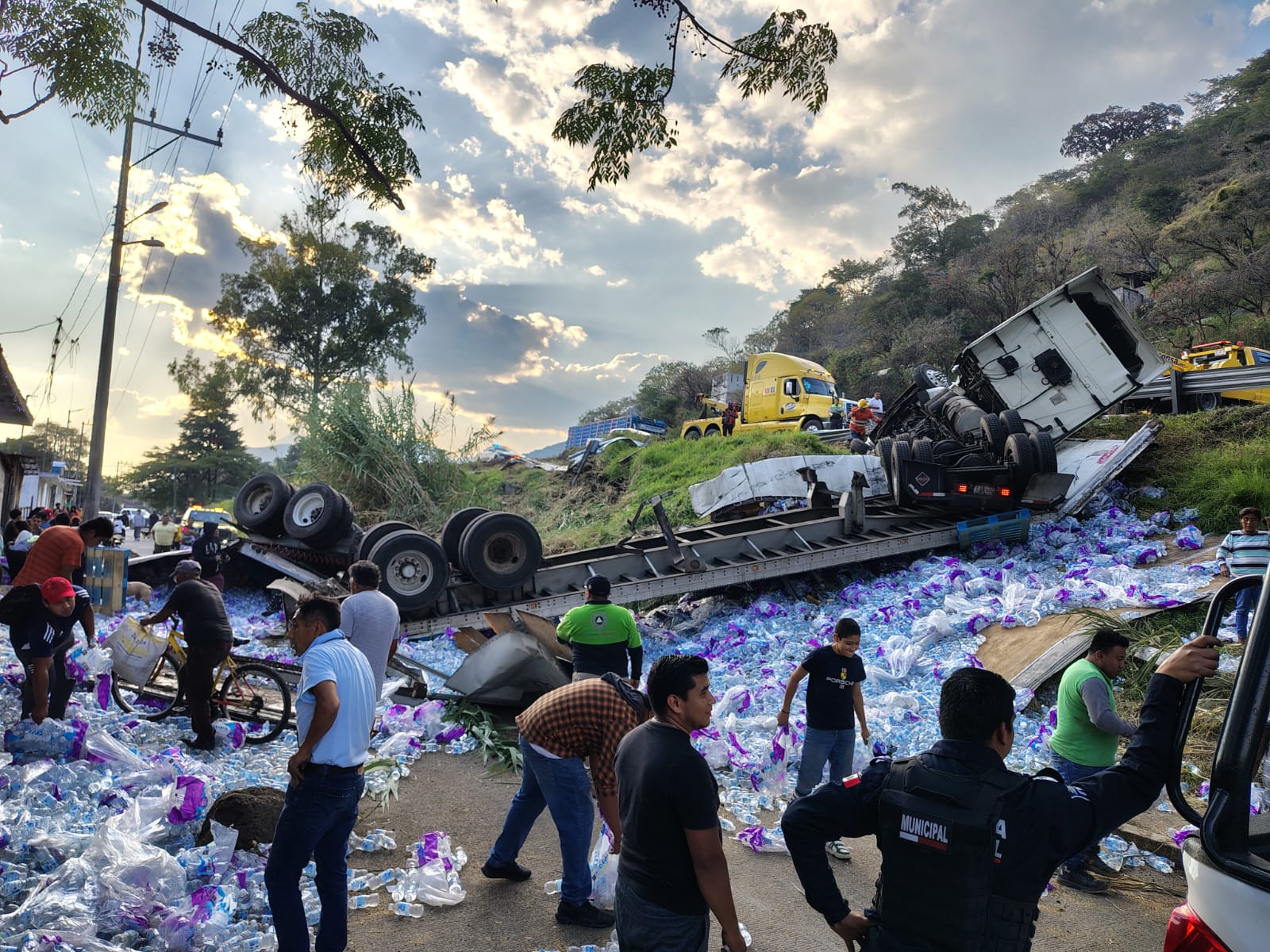 Tráiler con más de 60 toneladas de agua vuelca en la autopista Puebla–Orizaba y desata saqueo en Nogales