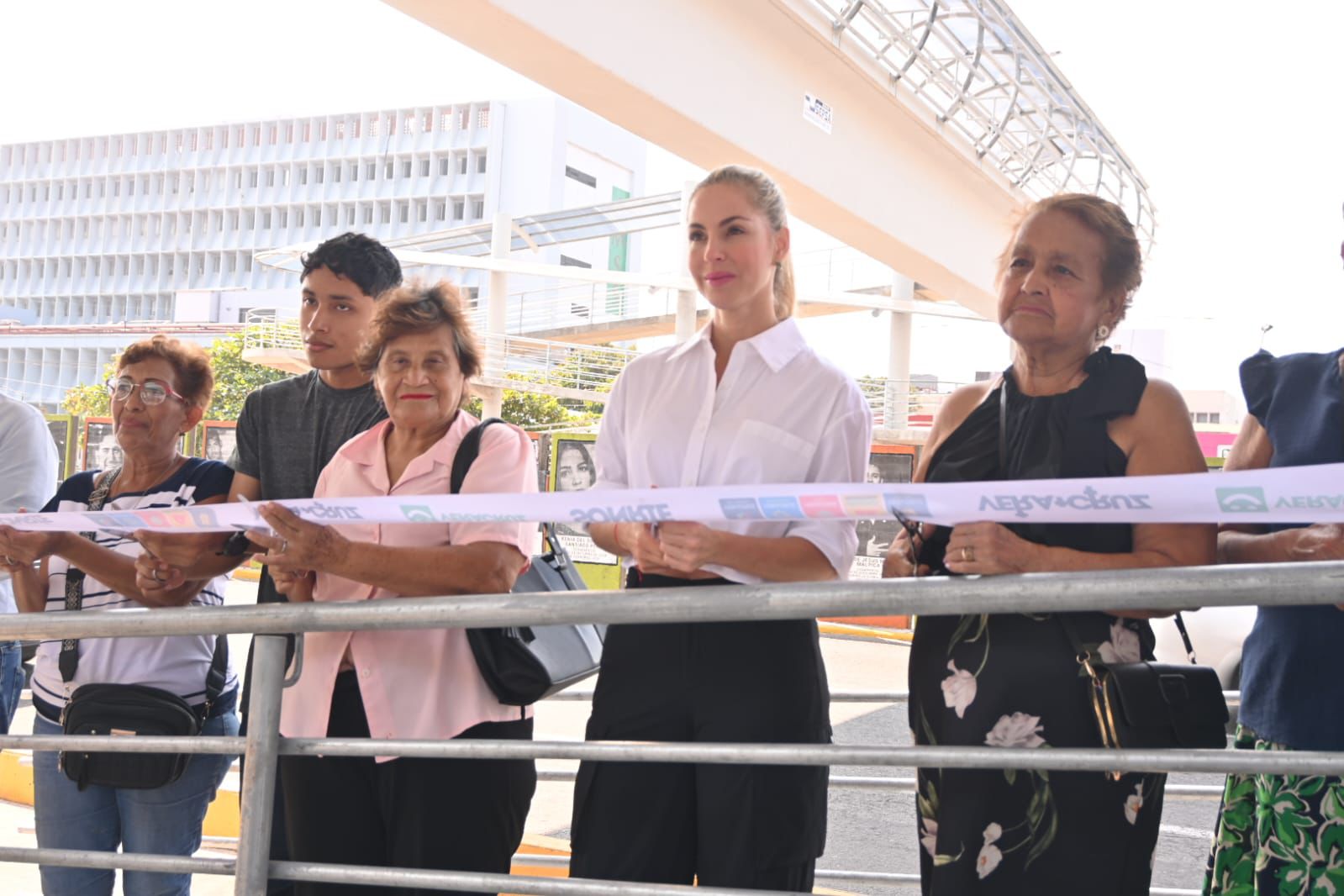 Inaugura la alcaldesa Paty Lobeira el nuevo puente peatonal de la avenida Cuauhtémoc