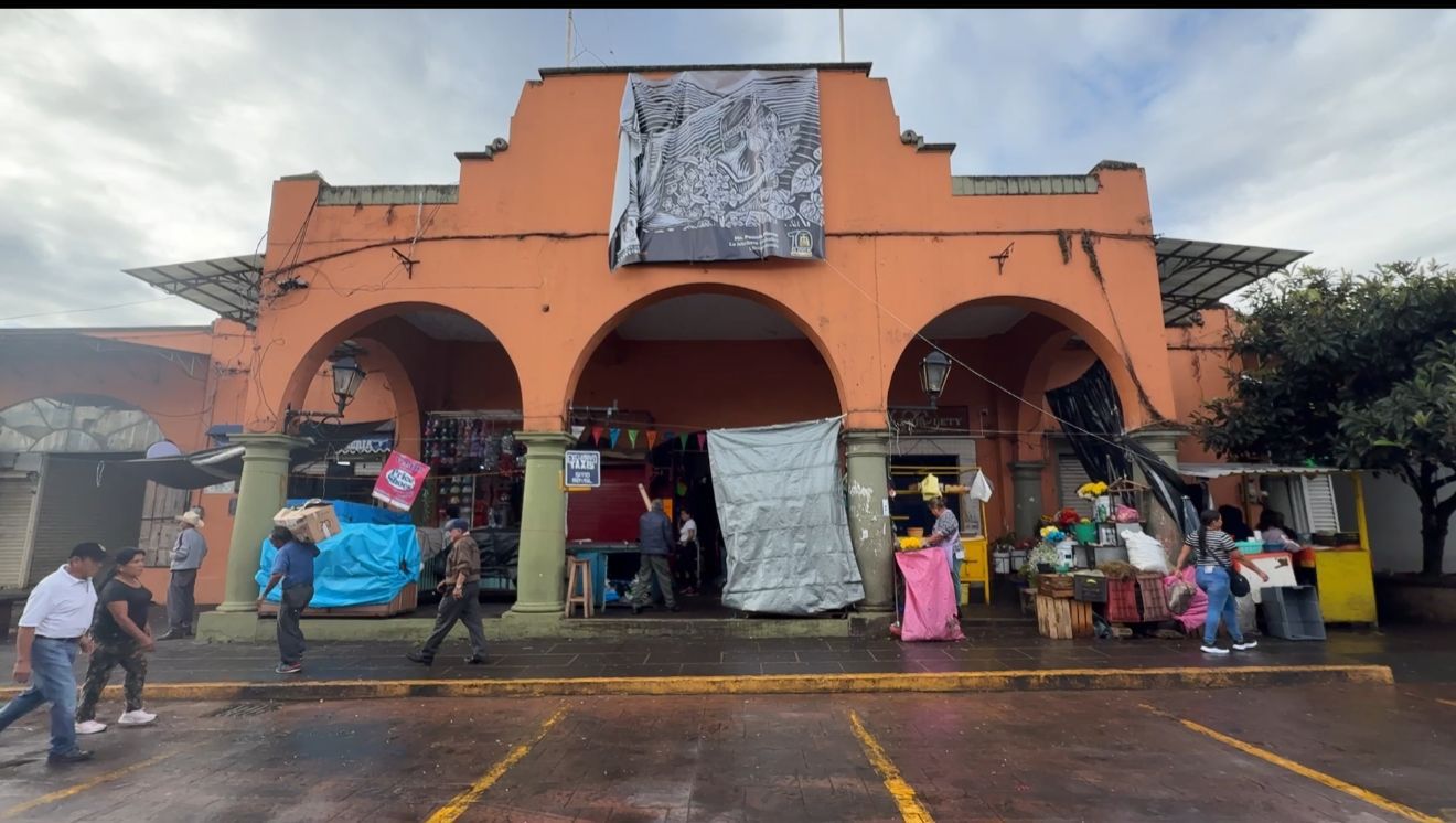 Locatarios del mercado Rebolledo exigen frenar regreso de ambulantes en Coatepec