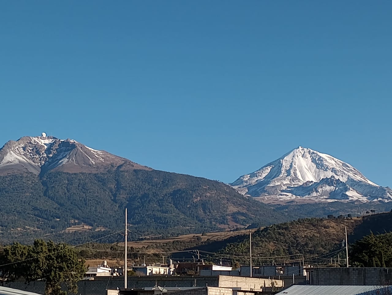 Primera nevada del invierno 2025 cubre de blanco el Pico de Orizaba